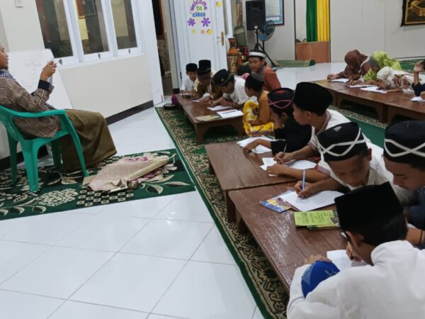 KEGIATAN BELAJAR SANTRI PADA MALAM HARI