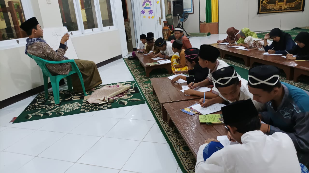 KEGIATAN BELAJAR SANTRI PADA MALAM HARI